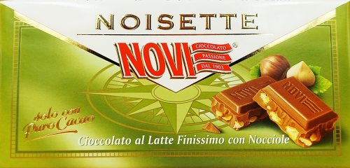 Czekolada mleczna z orzechami Novi Noisette 100g EAN: 8006380212202. Mleczna czekolada z dodatkiem chrupiących kawałków orzechów laskowych.Harmonijne połączenie aksamitnie gładkiej, mlecznej masy kakaowej i intensywnego, naturalnego aromatu orzechów.