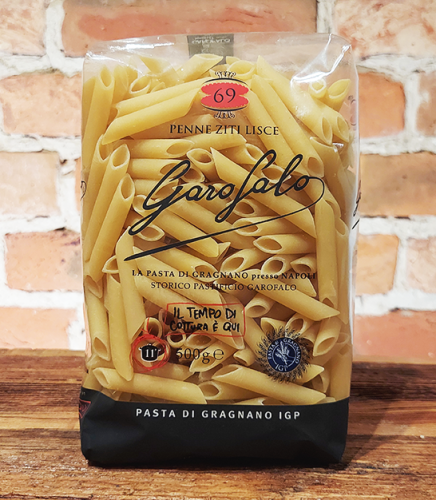 Makaron Penne Ziti Liscie Garofalo 500g EAN:8000139007057 Jest to rodzaj makaronu w kształcie rurki z ukośnymi końcami, co sprawia, że doskonale utrzymuje sosy.Wykonany z wysokiej jakości pszenicy durum, charakteryzuje się doskonałą teksturą oraz smakiem.