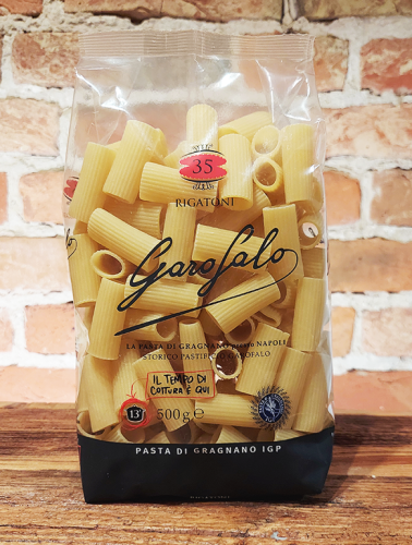 Makaron Rigatoni Garofalo 500g EAN:8000139000355 Makaron produkowany jest za pomocą tradycyjnej matrycy z brązu, dzięki czemu jego powierzchnia jest bardziej porowata, a sos idealnie do niego przywiera.