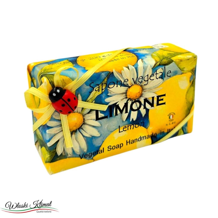 Mydło roślinne Cytryna Limone Etienne 200 g EAN:8032979002404  Tradycyjna receptura mydeł włoskich oparta jest na najwyższej jakości olejach pochodzenia roślinnego, które mają działanie nawilżające, odżywiające, regenerujące oraz łagodzące podrażnienia.
