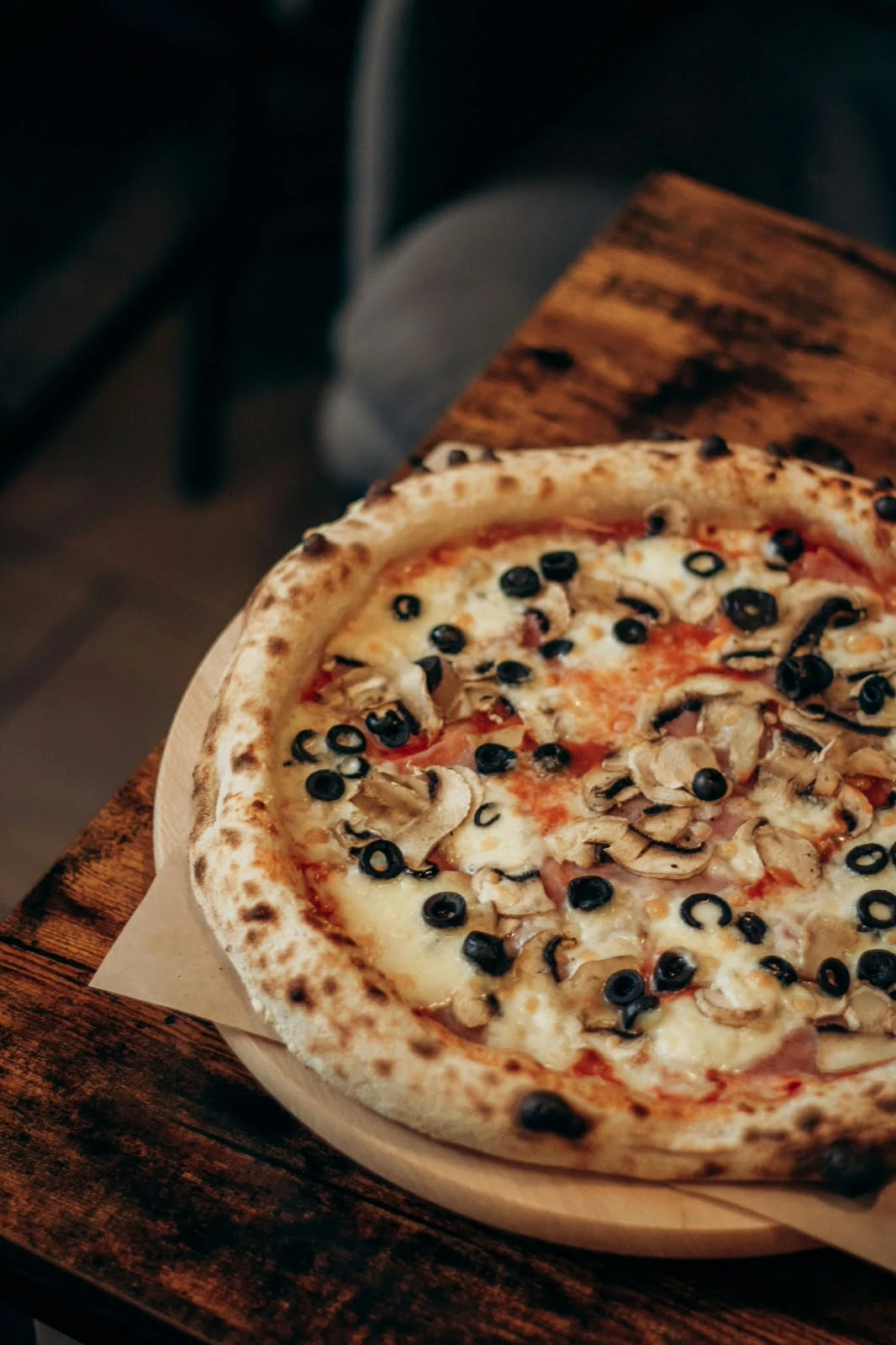 Chrupiąca pizza neapolitańska z czarnymi oliwkami Leccino, pieczarkami i serem mozzarella